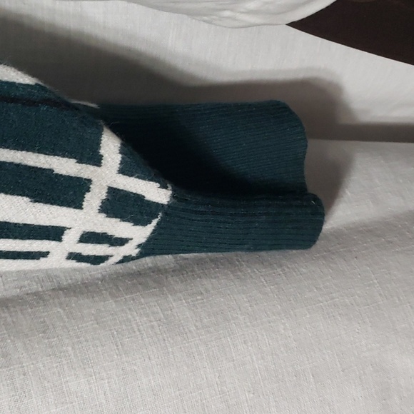 BCBGeneration. NWT. Green & White; Long Sleeves; Buttons; Crop; Sweater..Size L. - Picture 5 of 16